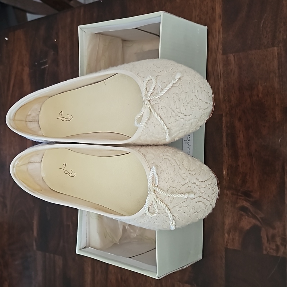 Daniel Green ivory flats size 9
